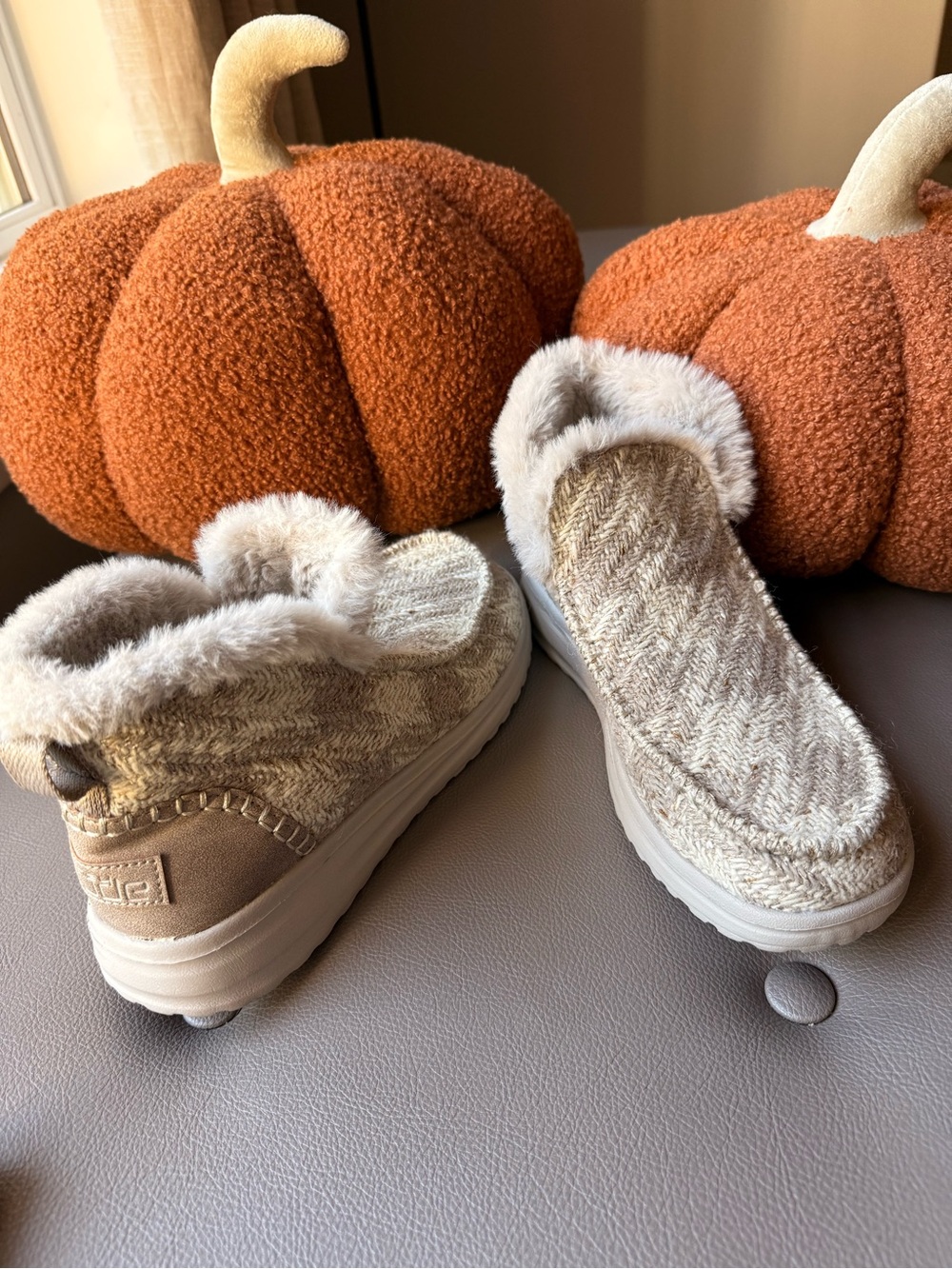 Hey Dude Women's Beige Knit Faux-Fur Slip-On Slippers